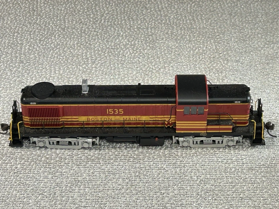Atlas HO ALCO RS3 Boston And Maine Diesel Locomotive #1535 - Image 1 of 4