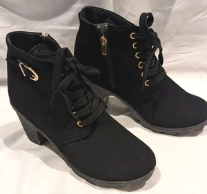 Botas negras con suela y tacón de goma y acento dorado/cremallera sin cordones.  - Imagen 1 de 7
