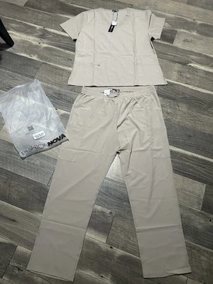 Conjunto Exfoliante Uniforme FashionNova para Mujer - Caqui 2XL NUEVO CON ETIQUETAS Foto 1 de 4