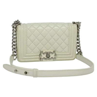 Auténtico bolso Chanel Boy con solapa de cuero blanco esmaltado Foto 1 de 4