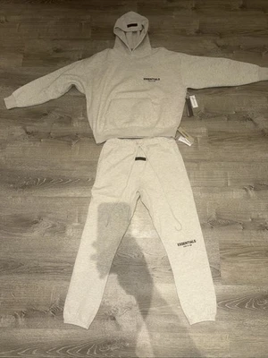 Chándal Essential talla mediana Foto 1 de 4