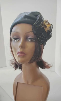 Elegante sombrero turbante negro satinado latón dorado prendedor floral y estrás para mujer nuevo Foto 1 de 4