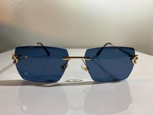 Unisex, randlose, polygonale Sonnenbrille mit marineblauen Gläsern und goldenem Drahtgestell. - Bild 1 von 16