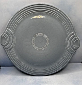 Plato de pastel con mango de pestaña Art Deco Periwinkle Blue Fiesta 12" Homer Laughlin - Imagen 1 de 5