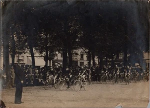 ORIGINAL 1910 Tour De France Bicycle Race Photo Cyclists Through Paris SCARCE - Picture 1 of 2