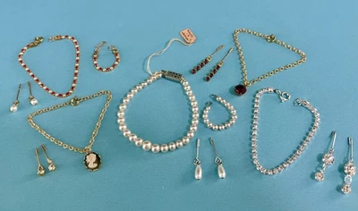 Лот винтажных кукольных ювелирных изделий Madame Alexander Cissy Ideal Miss Revlon Toni Dollikins - Изображение 1 из 4