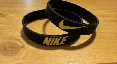 Pulseira de borracha unissex Nike preta amarela Baller MELHOR CLASSIFICAÇÃO 🚕 - Imagem 1 de 3
