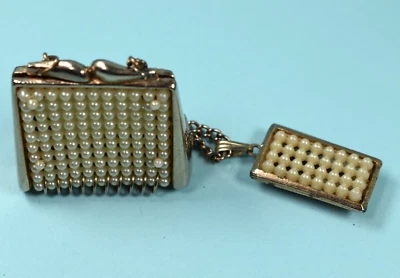 Monedero miniatura vintage raro Chatelaine cremoso tono perla sintética y dorado Foto 1 de 4