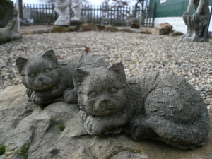 PAIR OF WEATHERED WORN SMALL VINTAGE CEMENT/CONCRETE GARDEN CAT KITTENS - Picture 1 of 9