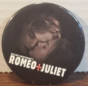 BOTÓN PROMOCIONAL PELÍCULA ROMEO Y JULIETA 1996 VINTAGE LEONARDO DICAPRIO - Imagen 1 de 3