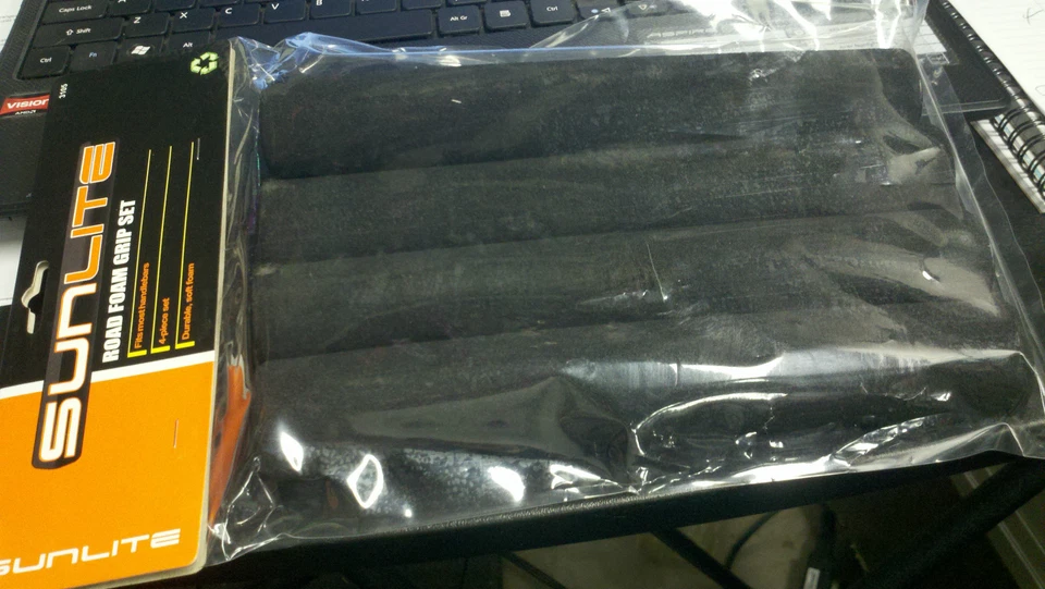 Empuñaduras de carretera de espuma para bicicleta Sunlite de 10 velocidades - juego completo con tapones finales - negro Foto 1 de 1