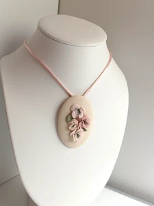 Porzellan Stiefmütterchen oval Anhänger Halskette Künstler signiert Betty Bolton Handarbeit - Bild 1 von 7