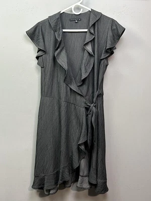 Vestido Tiana B Para Mujer Gris Medio Volantes Envolvente Corbata Cintura Arrugada Hecho en EE. UU. Foto 1 de 4