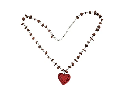 Collar con astillas de piedra solar y eslabones de plata con colgante de corazón de cinabrio sintético Foto 1 de 4