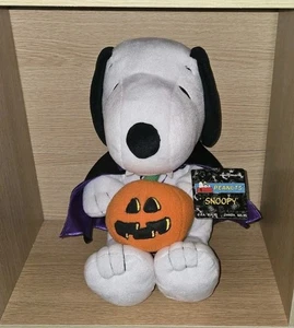 Juguete de peluche de calabaza con capa de vampiro Snoopy de Halloween de colección sello 14" - Imagen 1 de 8