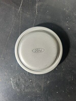 Tapacubos central de rueda plateada de 14" de fábrica Ford Escort 1991-1997 OEM F0C6-1A096-BC Foto 1 de 2