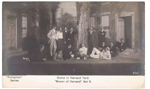 Escena RPPC en Harvard Yard, Brown of Harvard Acto II Teatro Drama Postal 1907 - Imagen 1 de 2