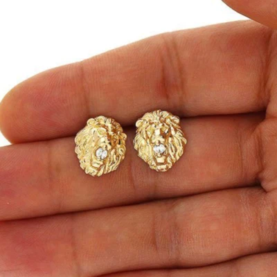 Aretes con cabeza de león talla diamante oro 10K con detalles de piedra Foto 1 de 4