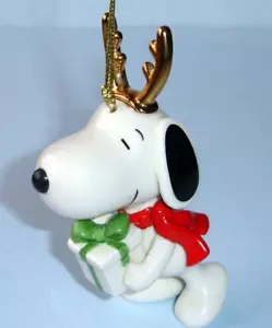 Lenox Peanuts Ornament Snoopy with Christmas Gift & Golden Antlers 895787 New - Picture 1 of 8