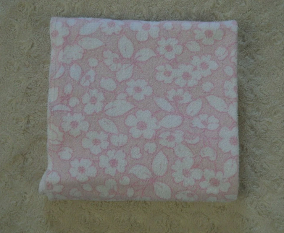 Manta de recepción floral para bebé Laura Ashley rosa blanco franela flores hojas Foto 1 de 4