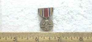 Zweiter Weltkrieg Sieg Mini Medaille Pin - Bild 1 von 4
