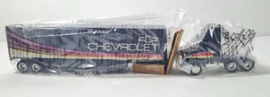 ERTL 1:64 Scale White GMC AERO CONVENTIONAL WITH TRAILER Chevrolet - Picture 1 of 9
