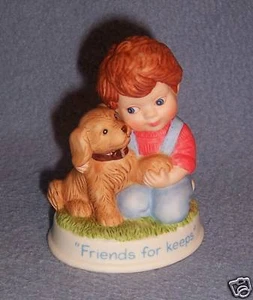 Figura de NIÑO CON PERRO DORADO de colección sin usar, en caja amigos  - Imagen 1 de 1