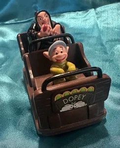 Disney Schneewittchens gruseliges Abenteuer Druckguss Metall Attraktion Fahrzeug Freizeitpark - Bild 1 von 7