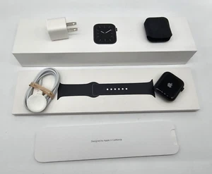 Apple Watch Series 5 44mm Space Gray GPS MWVF2LL/A Mint Condition Open Box - Photo 1 sur 9