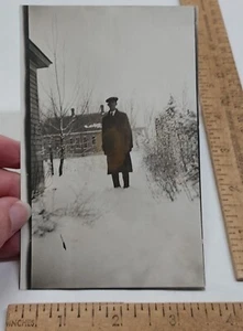 HOMBRE de pie en la nieve - TARJETA POSTAL sin publicar - Foto real - Anuncio #5726 - Imagen 1 de 8