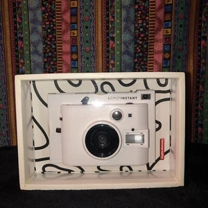 NIB Lomography Lomo’Instant Camera White Edition - Picture 1 of 5