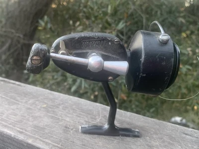 Molinete de pesca giratório vintage Mitchell feito na França modelo antigo preto - Imagem 1 de 4