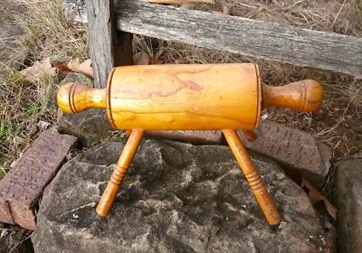 Antiguo taburete de pie con rodillo de madera de arce hecho a mano firmado 1968 Foto 1 de 4