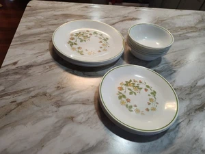 Vintage Corelle Strawberry Sundae Set 18 pieces Dinner Lunch plates Salad bowls - Picture 1 of 16