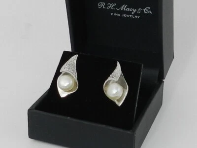 Perla cultivada de agua dulce MACY'S (7 mm) y diamante (1/20 ct. t.w.) Pendientes Foto 1 de 4