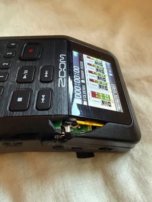 Zoom H6 Recorder, an der Seite Plastik abgesplittert, funktioniert trotzdem - Bild 1 von 4