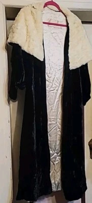 Abrigo de terciopelo negro ópera vintage de los años 30 con cuello de armiño blanco Bonwit Teller como está Foto 1 de 4