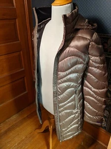Abrigo Chaqueta Premium Andrew Marc Para Mujer Empacable Talla XS Con Capucha Taupe - Imagen 1 de 9