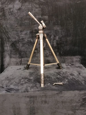 Slik U8000 Tripod Camera Stand 3 Way Pan and Tilt Head Lightweight Adjustable - Image 1 of 4