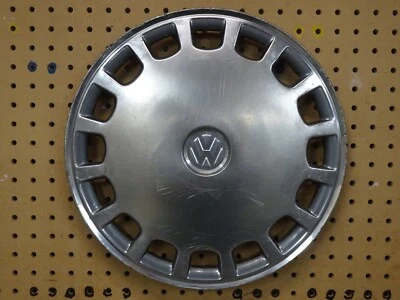 Una cubierta de rueda tapacubos genuina de 13 pulgadas para Volkswagen Jetta Golf Rabbit 1984 a 1989 Foto 1 de 4