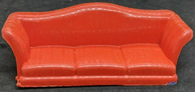 RENWAL RED COUCH. Dollhouse Miniatures FURNITURE , Plastic. USA Vintage. NO LEGS - Image 1 of 3
