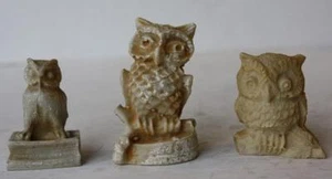 Eulen Figuren 3er Set Made in Mexico Baumglied Bücher Steinmaterial beschriftet Vintage - Bild 1 von 1