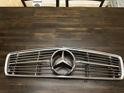 MERCEDES  R107  350SL 450SL 380SL 560SL , EARLY GRILLE  WITH SOLID METAL STAR  - Imagem 1 de 4