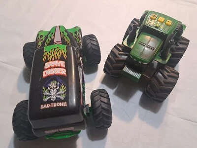 Monster Jam Grave 挖掘机卡车玩具约翰迪尔拖拉机 2 件装 — 第 1/4 张图片