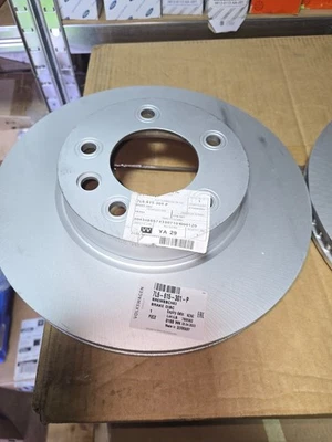Discos de freno VW Touareg 02 - 18 330x32 (delanteros). Original 7L6615301P / 7L6615302P Foto 1 de 3