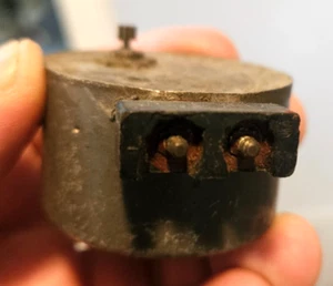 Markenlos Uhrenmotor Stück 1 1/8" dick 1 7/8" Durchmesser ungeprüft - Bild 1 von 4