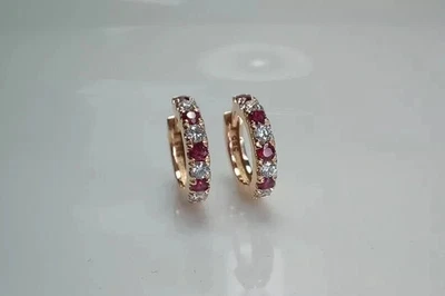 Pendientes de aro Huggie de rubí rojo creados en laboratorio de corte redondo de 2 quilates enchapados en oro amarillo de 14 quilates Foto 1 de 4