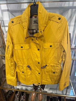 Abrigo de lluvia amarillo para mujer Burberry talla M Foto 1 de 4