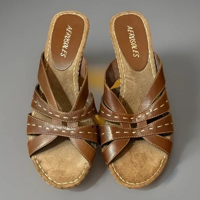 Sandalia para mujer Aerosoles punta abierta tacón de cuña 2,5" cuero pespuntes superiores Foto 1 de 4