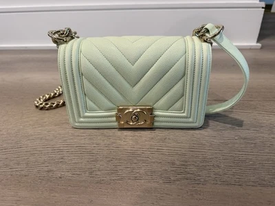 Bolso Chanel niño pequeño acolchado verde claro charol Foto 1 de 4